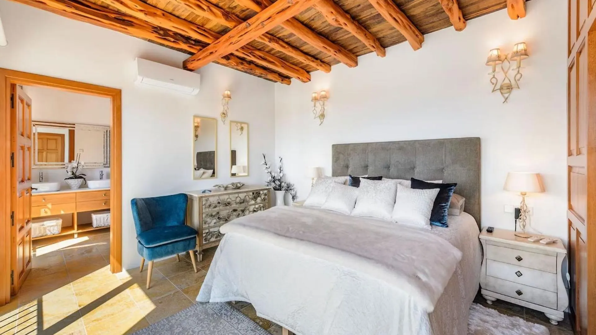 Villa Holiday Home With Children Play Area Santa Eularia des Riu İspanya